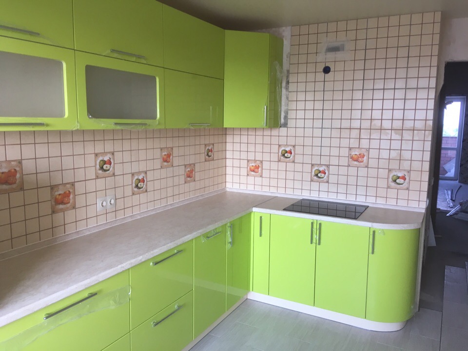 Кухонный гарнитур в зеленом цвете