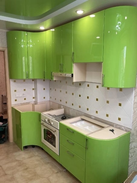 Яркий, зеленый кухонный гарнитур