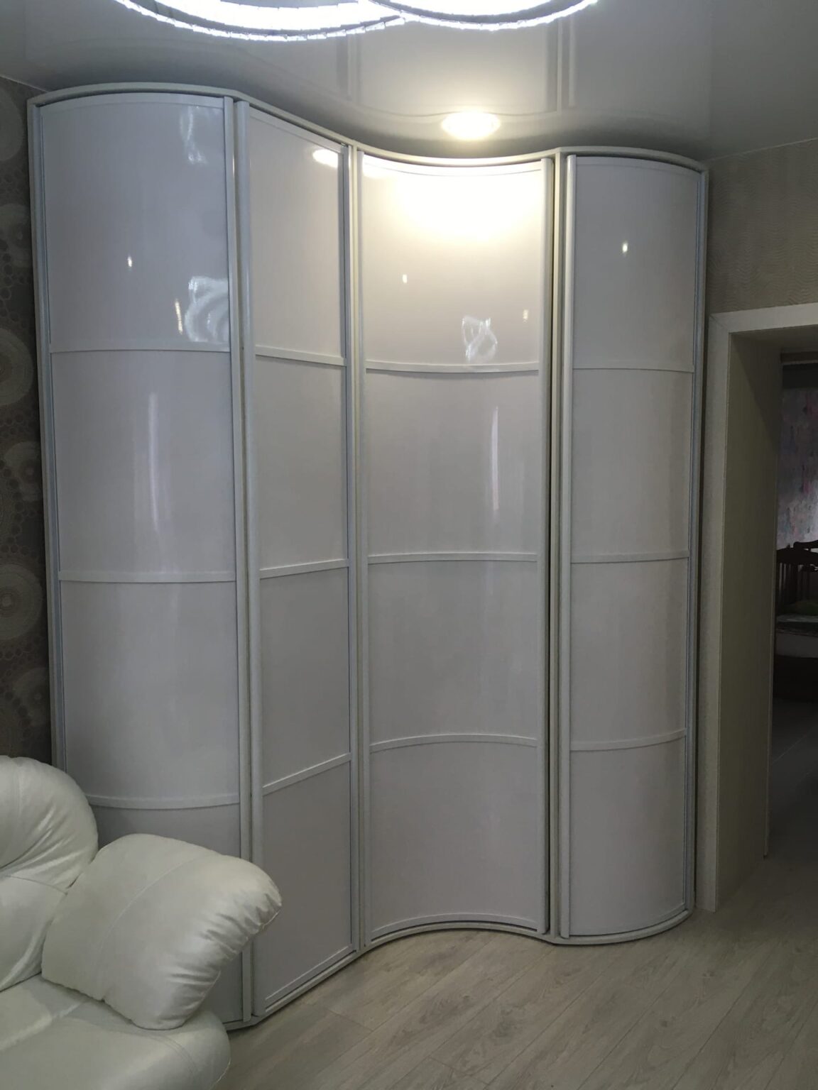 белый комбинированный радиусный шкаф