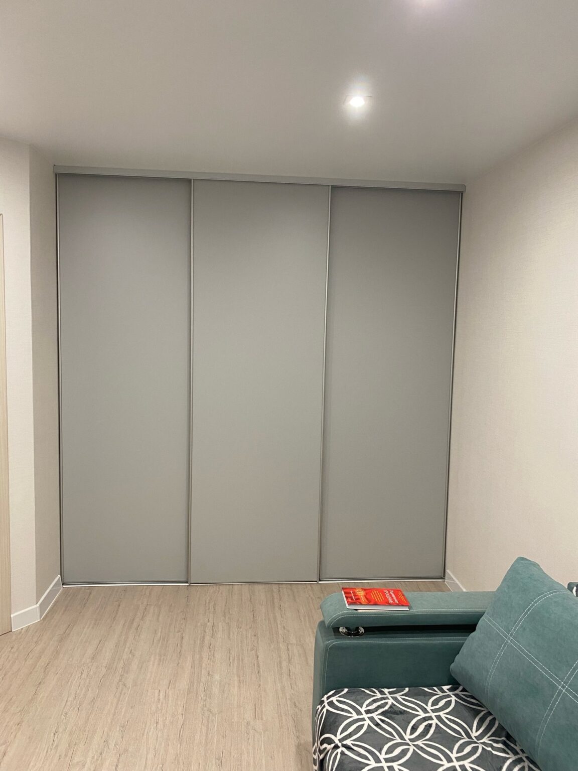 Серый шкаф в комнате